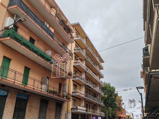 Vallecrosia si prepara al Natale: luminarie installate lungo le vie della città (Foto e video)