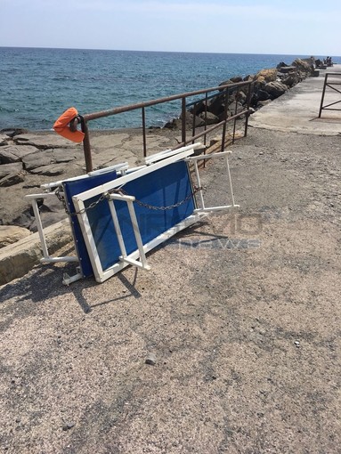 Imperia: i furbetti della spiaggia al Prino, sdraio incatenate ad una ringhiera e panchine usate come cabine