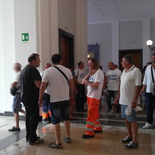 Imperia: sorpresa in Consiglio Comunale. Ritirata la pratica per il pagamento dei lavoratori ex Tradeco. Proteste in aula