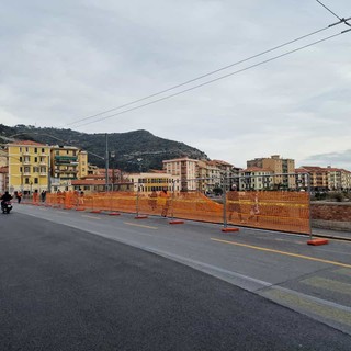 Ventimiglia, lavori sul ponte Doria: iniziato l'allargamento del marciapiede lato mare (Foto)