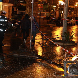 Sanremo: lampione si abbatte sul marciapiedi di corso Garibaldi, nessun ferito