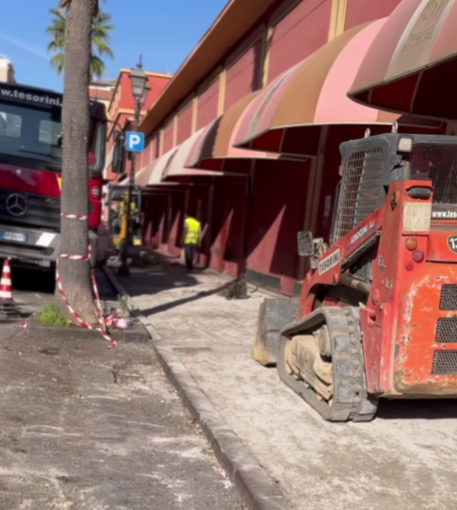 Ventimiglia, marciapiedi ammalorati dal mercato coperto: al via i lavori di rifacimento (Foto)