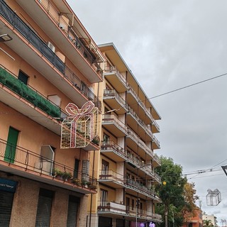 Vallecrosia si prepara al Natale: luminarie installate lungo le vie della città (Foto e video)