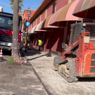 Ventimiglia, marciapiedi ammalorati dal mercato coperto: al via i lavori di rifacimento (Foto)