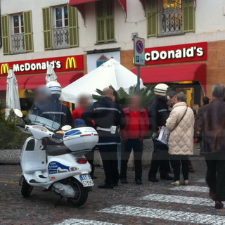 Sanremo: stanco per l'ennesima multa spintona agente della Municipale in piazza Colombo