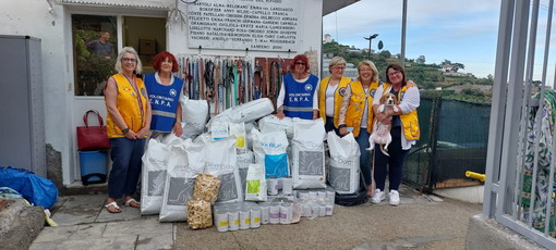 Consegnati dal Lions Club Sanremo Matutia 7 quintali di cibo, biscotti e scatolette varie al canile di via San Pietro