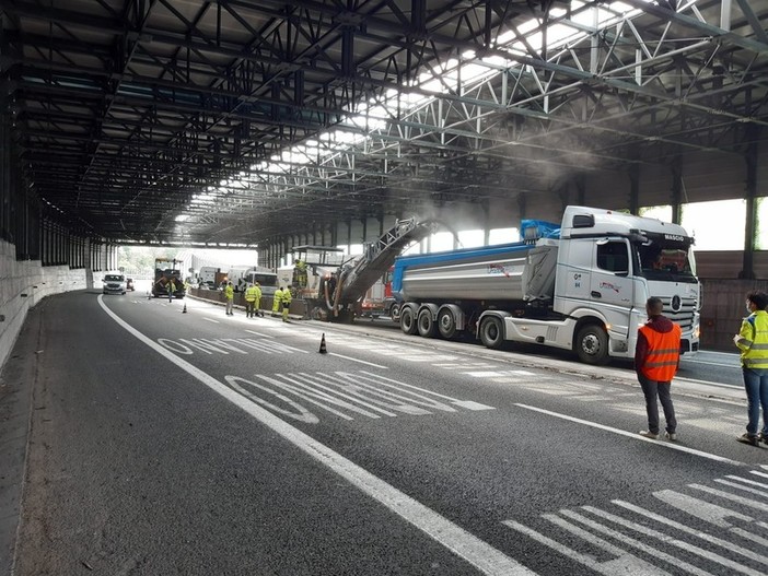 In un video crollo di calcinacci da viadotto dell'A10: sulla corsia i lavori di un cantiere