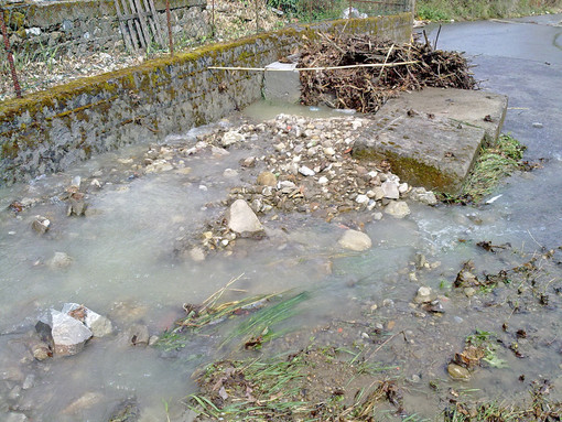 Ventimiglia: disagi e danni per un privato vicino a ponte di Bevera, operai CoGeFa all’opera per ripristinare condotta Domus (Foto)