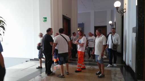 Imperia: sorpresa in Consiglio Comunale. Ritirata la pratica per il pagamento dei lavoratori ex Tradeco. Proteste in aula