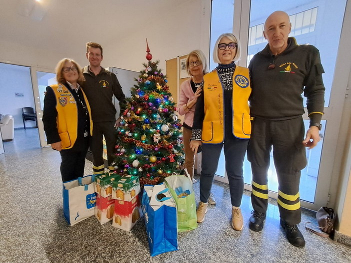 In occasione delle festività natalizie, visita del lions  club Sanremo Matutia alla caserma del vigili del fuoco