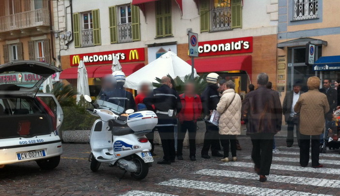 Sanremo: stanco per l'ennesima multa spintona agente della Municipale in piazza Colombo