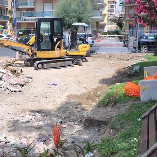 Arma di Taggia: avviati i lavori di sostituzione della pavimentazione sullo slargo in fondo al lungomare di ponente