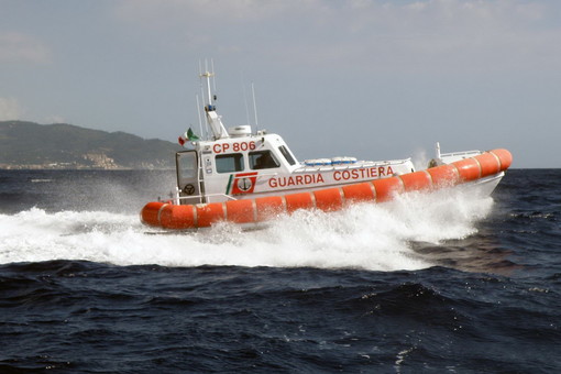 Imperia: imbarcazione a vela soccorsa della Guardia Costiera ad un miglio da Marina degli Aregai