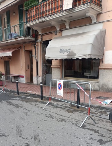 Ventimiglia, parcheggi abusivi sul marciapiede di via Scalo Merci: al via intervento di messa in sicurezza