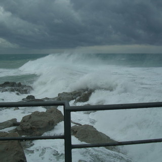 Bordighera: maltempo e mareggiata, le immagini di un lettore