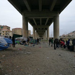 Ventimiglia: un’altra notte sotto la neve per i migranti lungo il Roja, non vogliono raggiungere il campo della CRI, temono di essere fermati e portati all’hotspot di Taranto (Foto e Video)