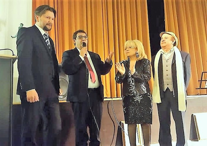 Il tenore Silvano Sapia, il presidente del Comites Franco Valenti, la poetessa Maria Salamone ed il pittore Rosario Ticli.