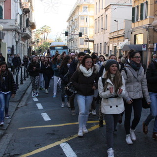 Sanremo: protesta studentesca in centro, i manifestanti cercano di entrare all'IPSIA