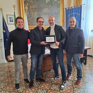 Bordighera consegna una targa al campione di kick boxing Mirko Grillo