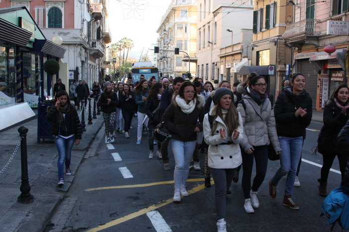 Sanremo: protesta studentesca in centro, i manifestanti cercano di entrare all'IPSIA