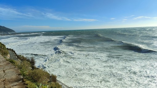 Dopo le piogge ecco la forza del vento: raffiche per ora a 80 km/h sulla costa, preoccupa il mare (foto e video)