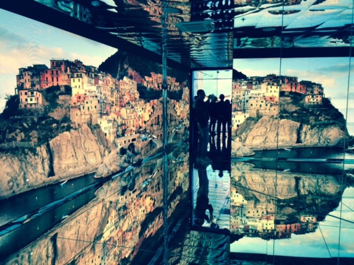 Manarola nella sala degli specchi. Padiglione Italia a Expo 2015