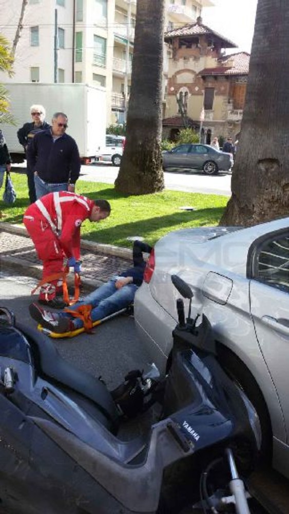 Sanremo: auto investe centauro in Corso Orazio Raimondo uscendo da un parcheggio non consentito, qualche contusione per il motociclista