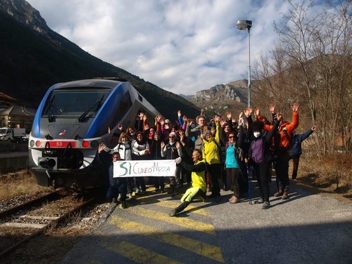 Un centinaio di manifestanti a Tenda a sostegno della linea ferroviaria Cuneo-Ventimiglia-Nizza