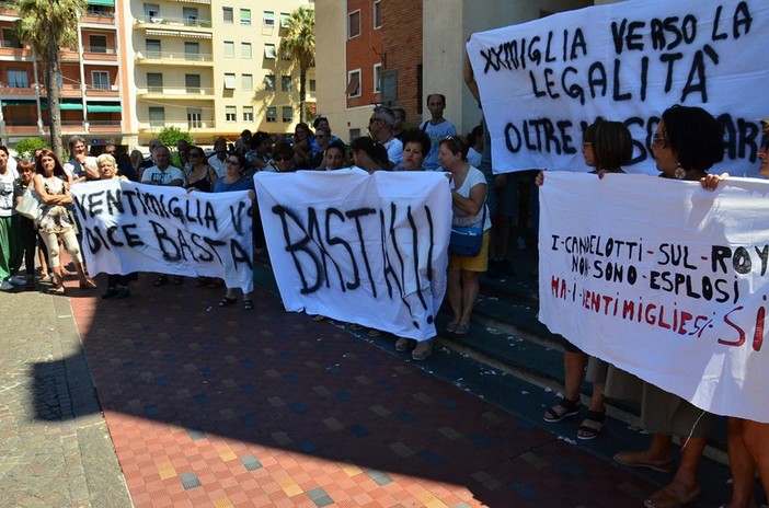 Ventimiglia: in 300 alla manifestazione contro i migranti. Il pubblico invoca le dimissioni del Sindaco.  Ballestra: &quot;Non vorrei che qualcuno si facesse giustizia da solo&quot; (Foto e video)