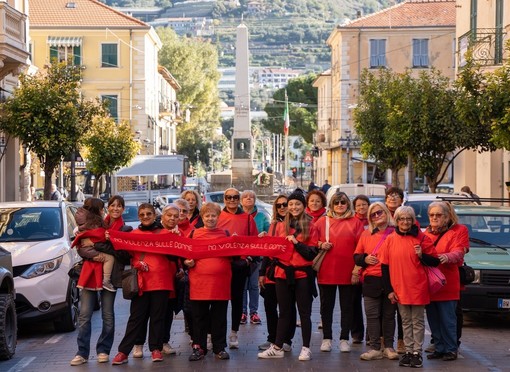 Giornata contro la violenza sulle donne, a Taggia arrivano le 'magliette rosse': &quot;Ai vicini, denunciate e aiutate chi soffre!&quot;