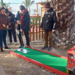 Ventimiglia: bella giornata di inclusione con il gioco del Mini Golf per alcuni ragazzi speciali (foto)