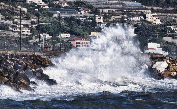 Sanremo: mareggiata si abbatte sulla costa, lo spettacolo delle onde in una gallery fotografica