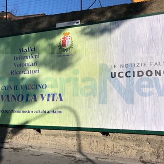 Imperia, il Comune risponde ai 'no vax', affisso manifesto di fronte l'ospedale: &quot;Le notizie false uccidono. Vacciniamoci per il bene nostro e di chi amiamo&quot; (foto)