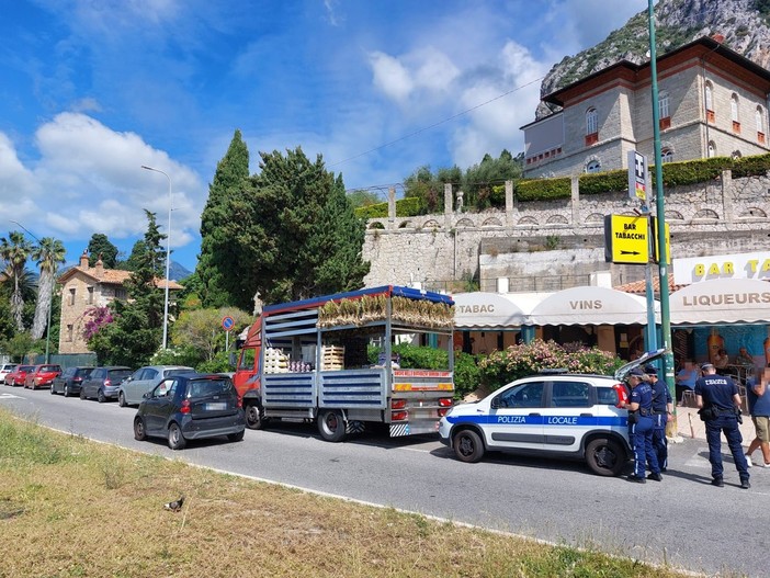 Ventimiglia, vendeva in zona interdetta: camion e merce sequestrati in frontiera (Foto)