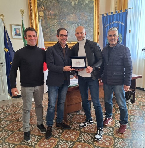 Bordighera consegna una targa al campione di kick boxing Mirko Grillo