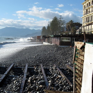 Bordighera: le mareggiate creano disagi alle spiagge, i gestori chiedono i lavori di ripascimento