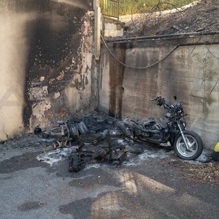 Motorini in fiamme a Sanremo: paura tra le palazzine di San Martino