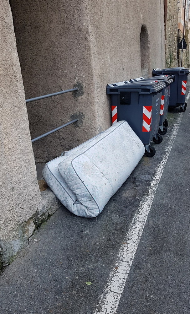 Bordighera: materasso abbandonato da giorni vicino ai cassonetti, la segnalazione con foto di un lettore