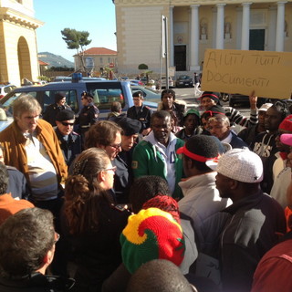 Imperia: manifestazione dei profughi di questa mattina, il punto di vista de 'La talpa e l'Orologio'