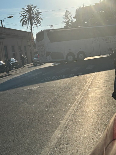 Sanremo: autobus non rispetta il divieto di svolta a sinistra, la segnalazione di una lettrice