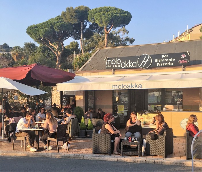 Sanremo: il Moloakka un Bar nel porto punto di ritrovo di giovani e naviganti