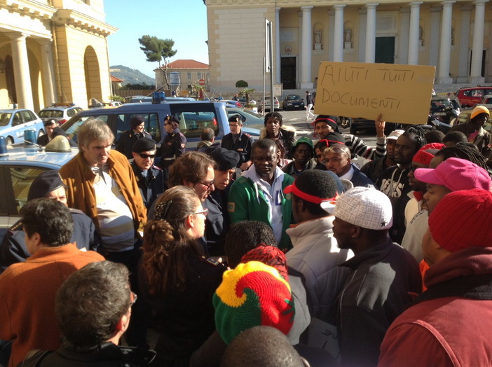 Imperia: manifestazione dei profughi di questa mattina, il punto di vista de 'La talpa e l'Orologio'