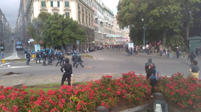 Contromanifestazione antifascista a Genova: scontri e cariche a Corvetto (VIDEO)