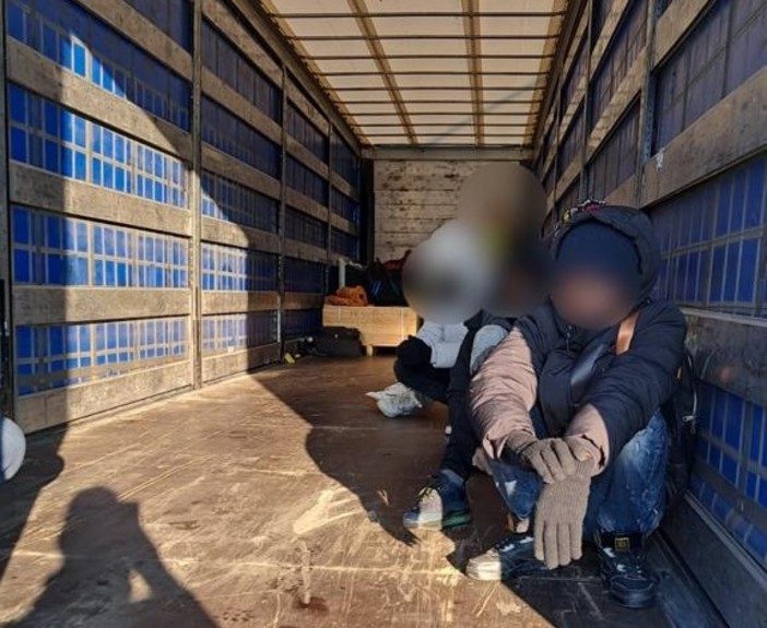 Migranti nascosti su un camion partito da Ventimiglia: scoperti dall'autista a Mondovì