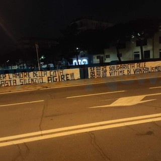 Sul ponte Impero striscione di solidarietà per le vittime degli atti vandalici alle auto parcheggiate sulla Spianata di Oneglia