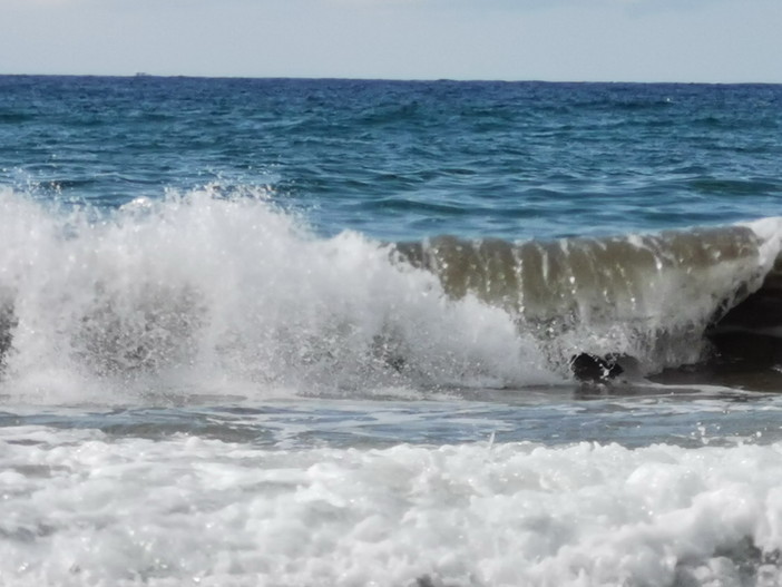 Maltempo: confermate piogge solo nel Levante, sulla costa della nostra provincia vento forte e mareggiate (Foto e Video)