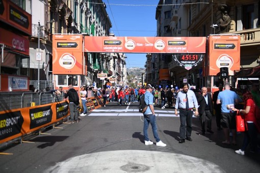 Ciclismo: il racconto della Milano-Sanremo, la corsa entra nel vivo (Live, Foto e Video)