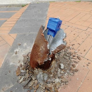 Imperia: un moncone di ferro arrugginito sulla passeggiata in corso Garibaldi. La segnalazione su Facebook