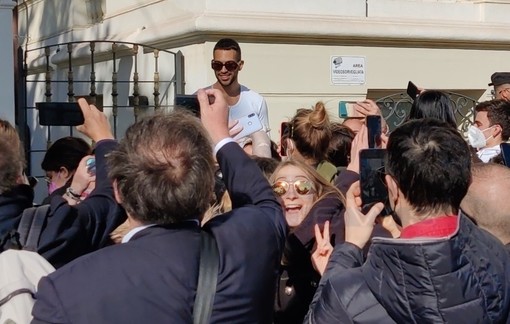 Sanremo: fan in delirio per Mahmood, il vincitore del Festival assediato per i selfie