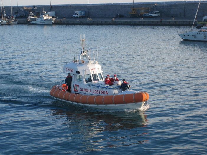 Sanremo: principio d'incendio a bordo di una barca a vela, nessun ferito